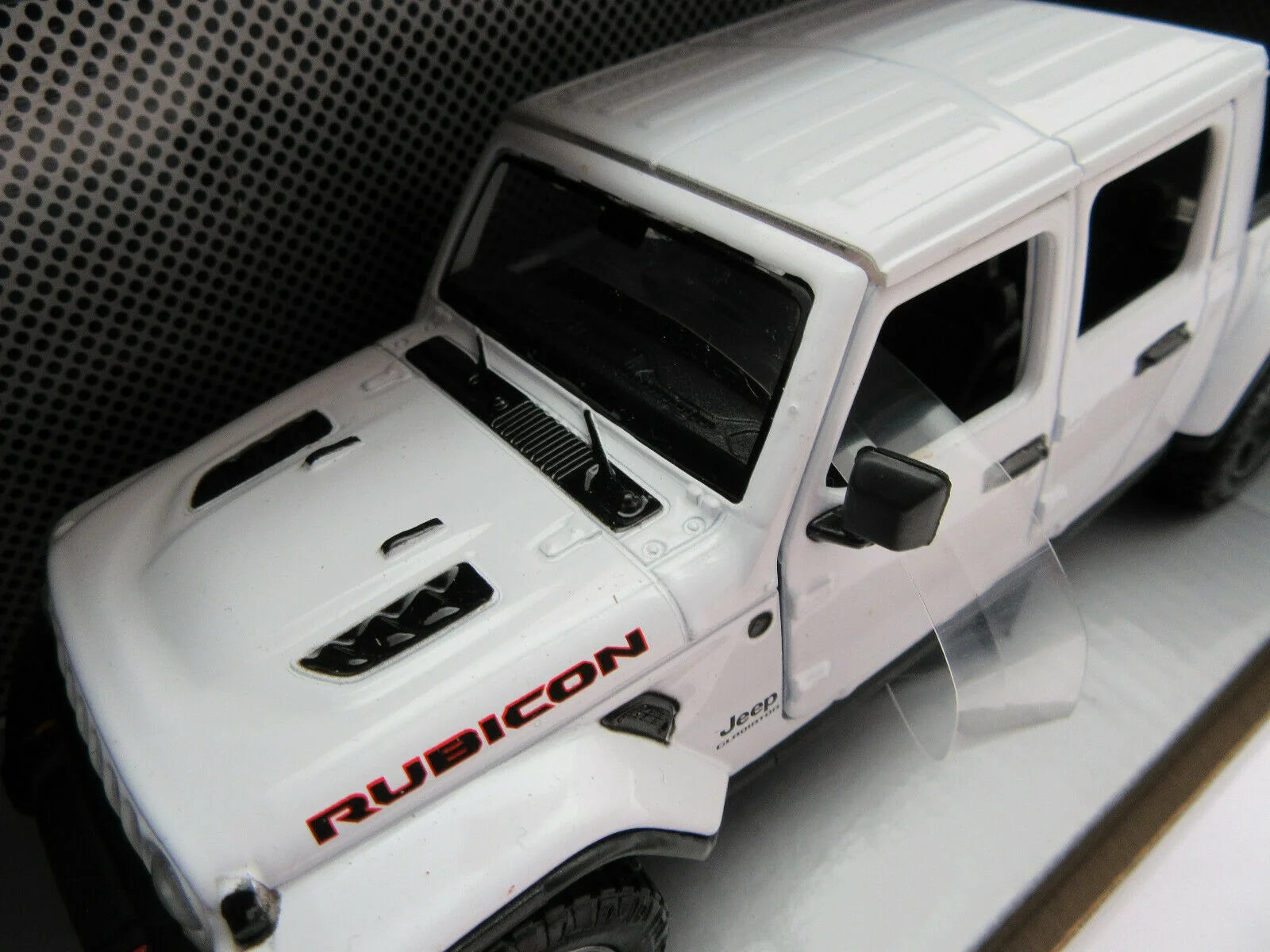 Black 1/24 Diecast Model Car E7138