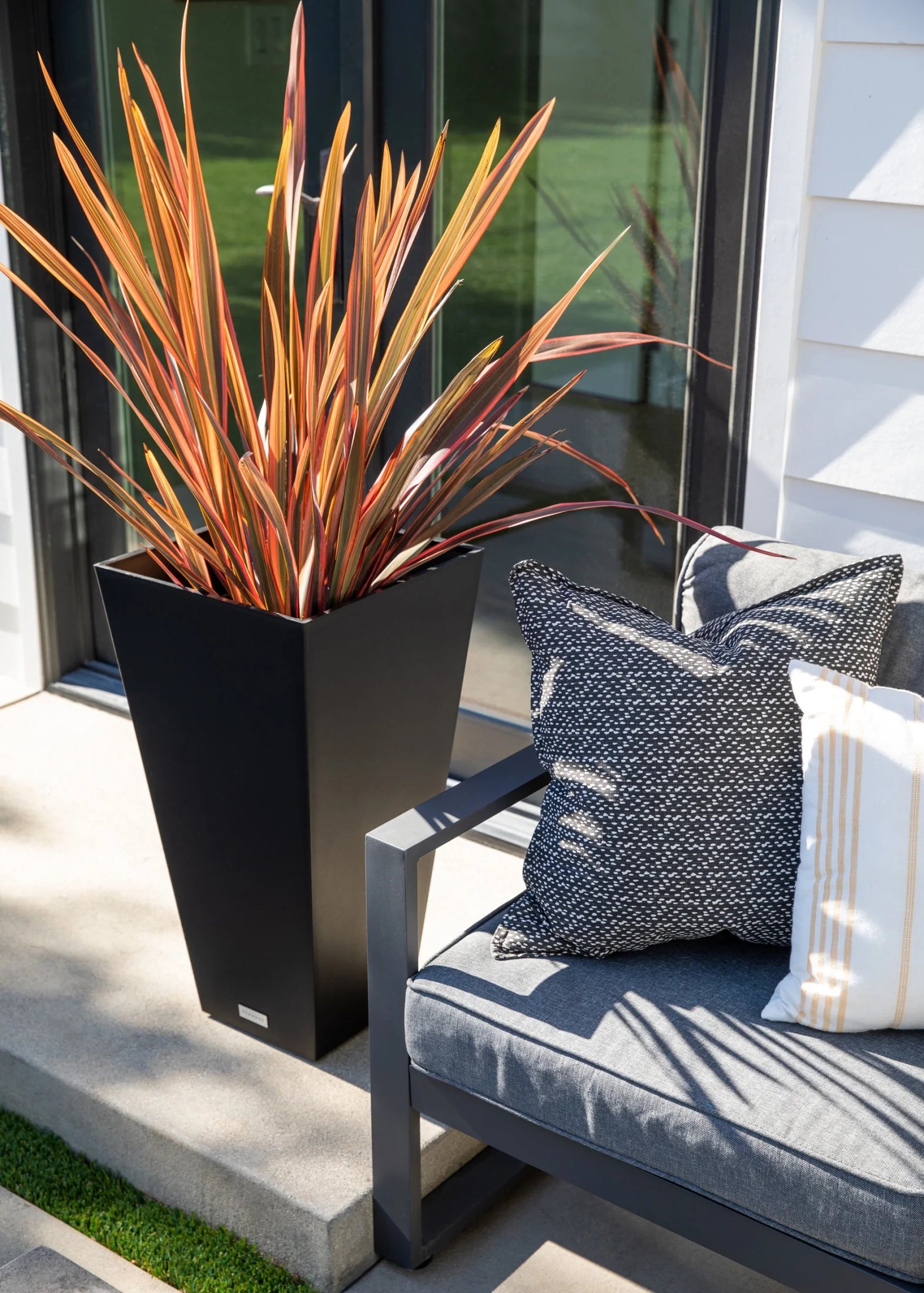 Black Plastic Planter 2-Pack Y834293