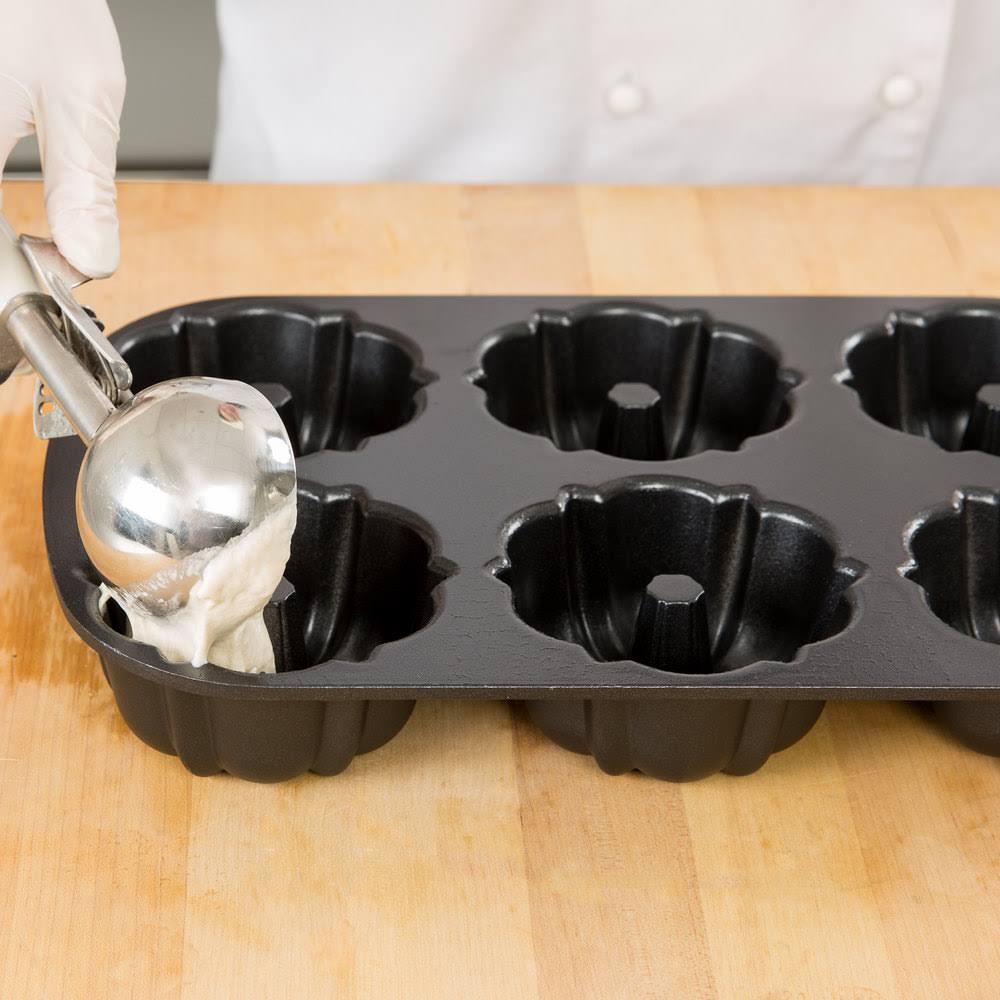 6-Cavity Bundt-lette Cake Pan Q4270